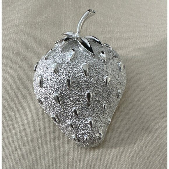 Retro 1968 Sarah Coventry Brooch Pin Strawberry Ice Silver Tone Pristine Vintage - Picture 3 of 6